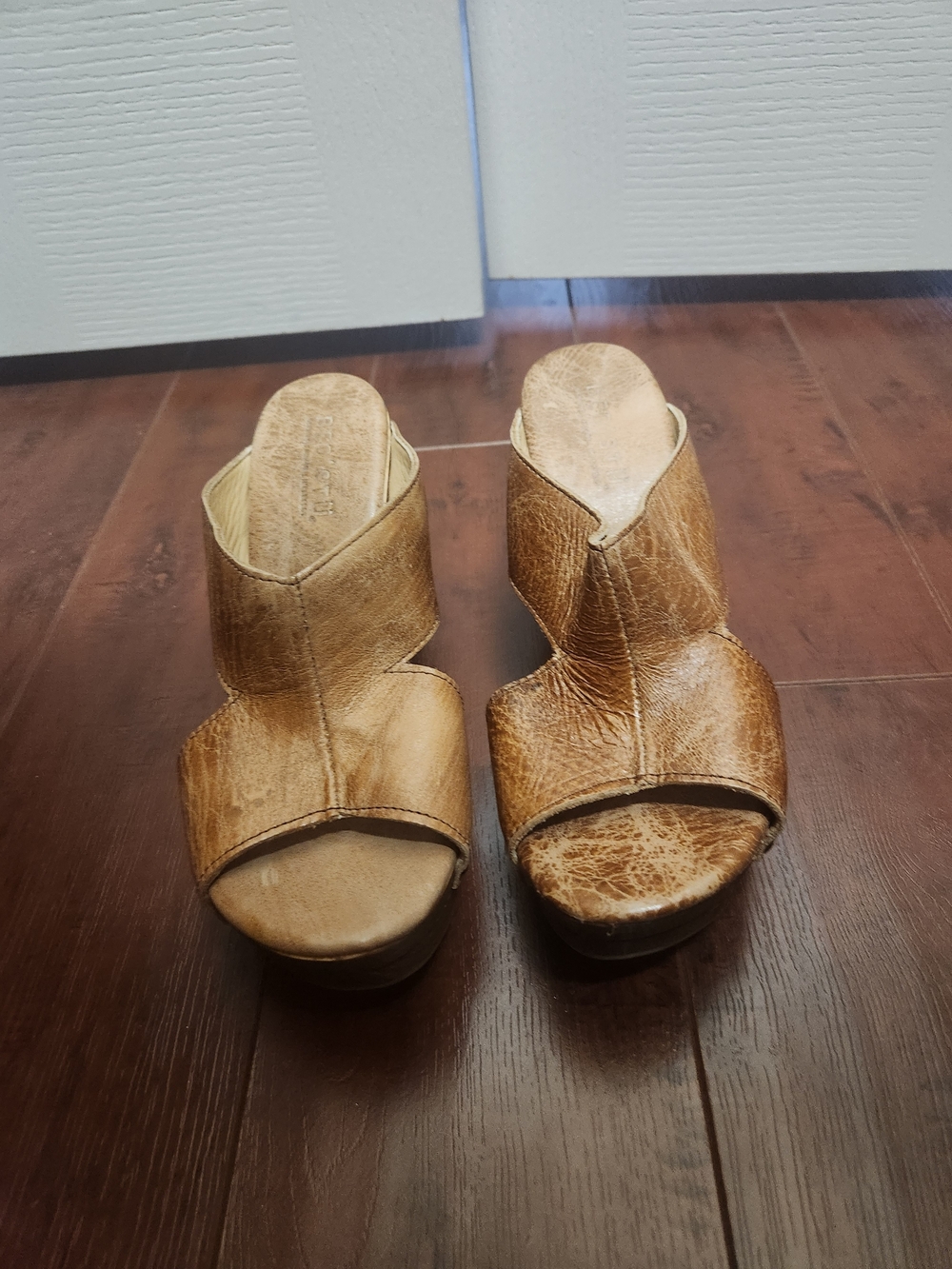 BedStu Distressed OLEA Wedge